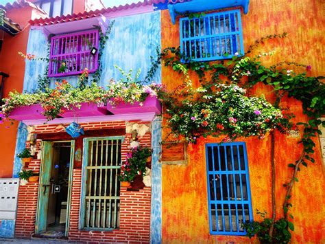 Explore the Vibrant Old Town of Cartagena