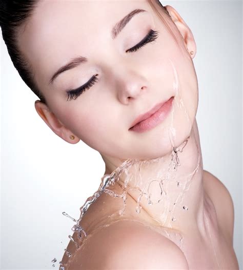 Close Up Retrato De Mujer Joven Con Gotas De Agua En Su Hermoso Rostro