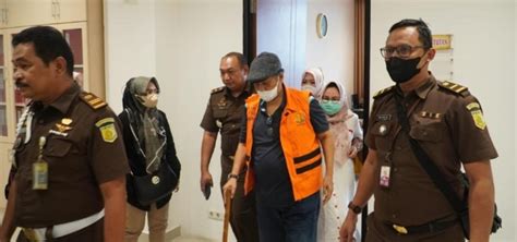 Penyerahan Tersangka Dan Barang Bukti Tahap Ii Perkara Dugaan Tipikor