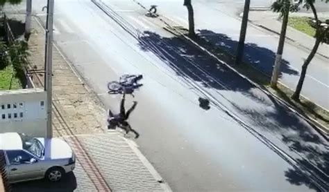 VÍDEO Motociclista é arrastado em acidente dá cambalhotas e para em