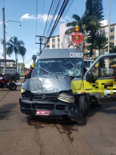 Dois adolescentes ficam feridos em acidente entre van escolar e ônibus