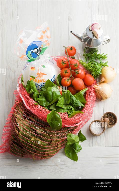 Mozzarella Gratin Mit Spinat Und Kirschtomaten Stockfotografie Alamy