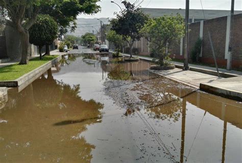 Rotura de tubería de agua causa aniego y congestión vehicular en La