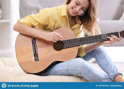 Pin On Mujeres Que Tocan Guitarra 27