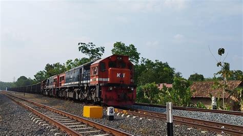 Momen Kereta Api Babaranjang Cc Dan Cc Pindah Jalur Rel Youtube