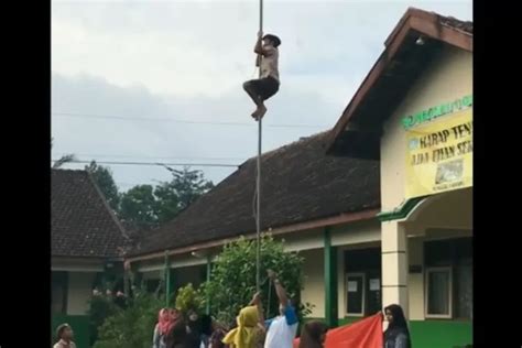 Viral Aksi Heroik Siswa Sd Di Jepara Panjat Tiang Bendera Benahi Tali