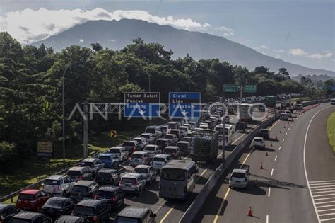 Kepadatan Jalur Wisata Puncak Bogor Jelang Libur Imlek Antara Foto