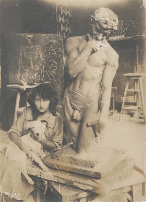 Olga Niewska avec son chien dans son atelier à côté de la sculpture