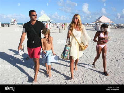 Leyenda Del F Tbol Holand S Ruud Gullit Con Su Esposa Estelle Cruyff Y