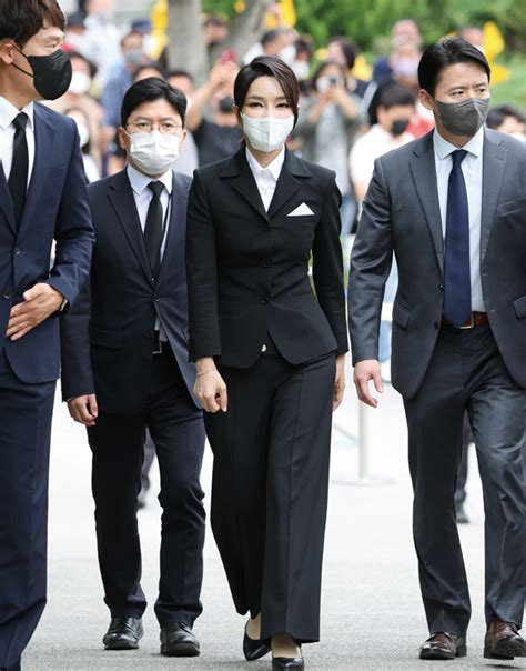 김건희 ‘조용한 내조 하겠다더니친오빠 비선 논란에 인사개입설까지 시사저널