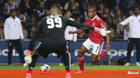 Benfica mostra lance de Neres no final do clássico e brasileiro