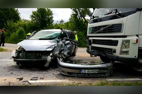 Accident cu 3 victime si un autoturism distrus la ieșirea din Reșița