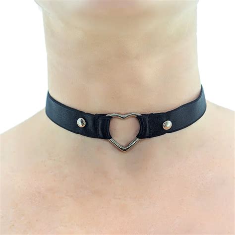 Choker Preta Pingente De Metal Cora O