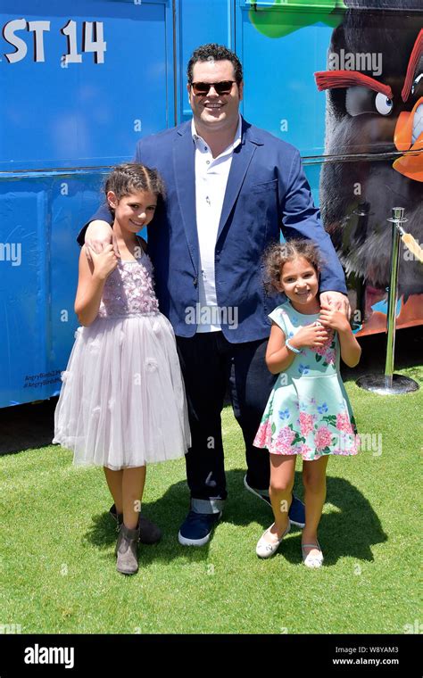 Josh Gad with Daughters Ava and Isabella at the premiere of the movie ...