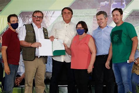 Governo Federal entrega títulos definitivos de terra para 1 665