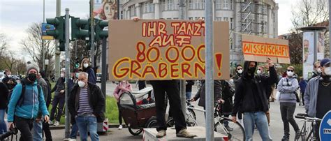 Querdenker Protest In Berlin Kreuzberg Gegendemonstranten Blockieren