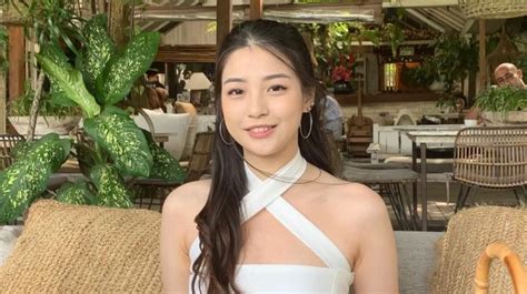 8 Hot Sexy Juanita Zelia Valezka Tanjung Bikini Pics