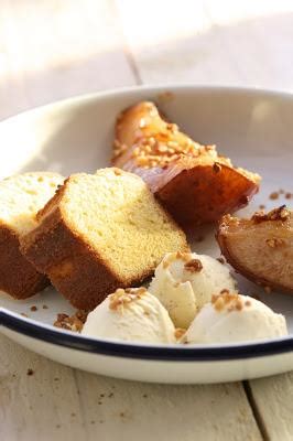 Poires cuites au four au sirop d érable cake et glace à la vanille