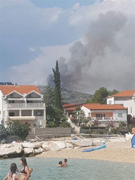 Veliki požar u Dalmaciji Gorilo je od Primoštena do Rogoznice 24sata