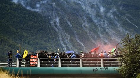 Affrontements Violents Lors D Une Manifestation Contre Le Projet De