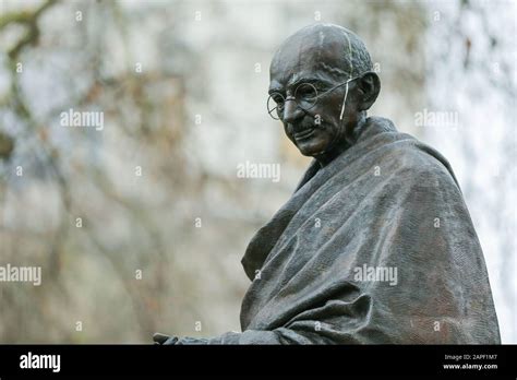 Statue De Mahatma Gandhi Sur La Place Du Parlement De Londres Mahatma