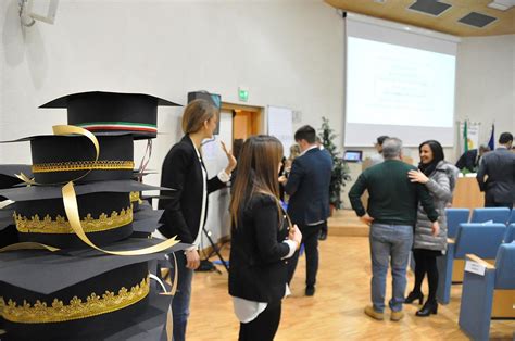 Tocchi In Aria Per La Festa Dei Diplomi All Itc Cattaneo Di San Miniato