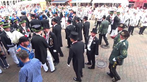 Schützenfest 2019 Neuss Grenadiere singen vor der Königsparade YouTube