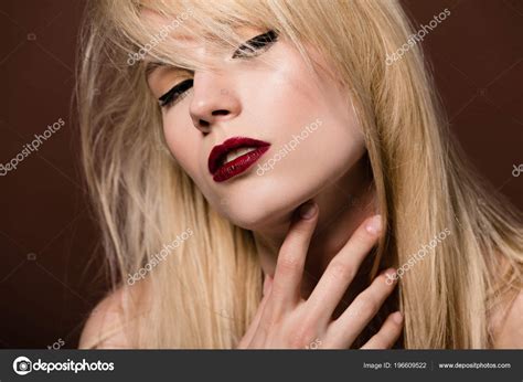 Portrait Belle Fille Blonde Nue Regardant Caméra Sur Brun Photo de