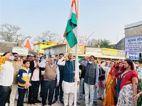 73वें गणतंत्र दिवस की रही धूम पालिका अध्यक्ष गफ्फु मेमन ने नगर के विभिन्न चौक चौराहो पर फहराया