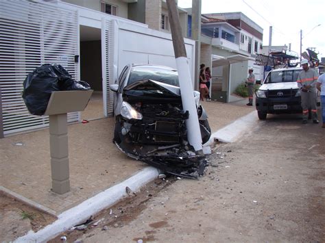 Carro se choca violentamente contra poste na zona leste Marília Notícia