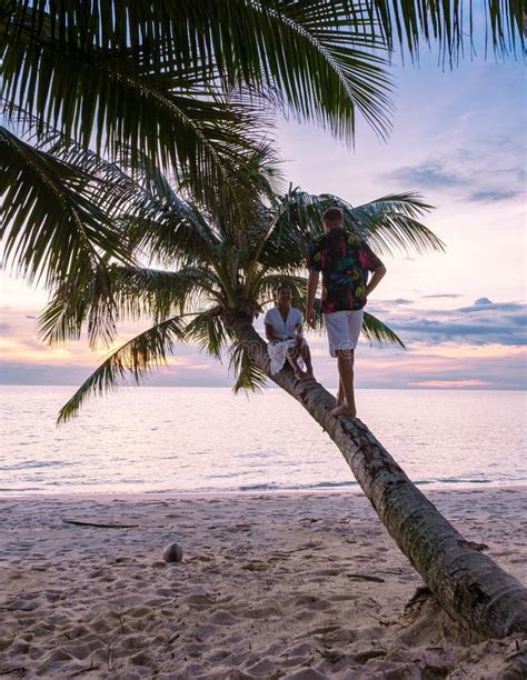 Isla Tropical Koh Kood O Koh Kut Thailand Pareja Ver Puesta De Sol En