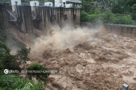 重庆遭遇大暴雨袭击 多条河流出现超警超保洪水 搜狐大视野 搜狐新闻