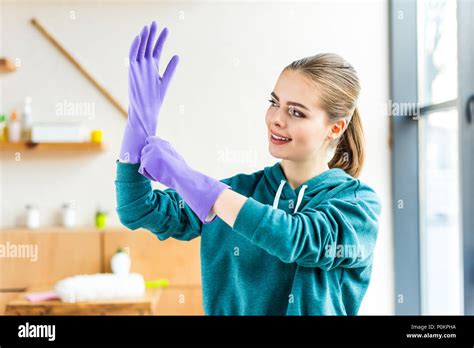 Hermosa Mujer Sonriente Que Llevaban Guantes De Goma Al Limpiar La Casa