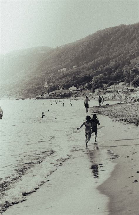 People Walking on the Beach · Free Stock Photo