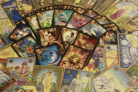 5 Best Tarot Decks for Beginners - Tarot Deck Types List (2022)