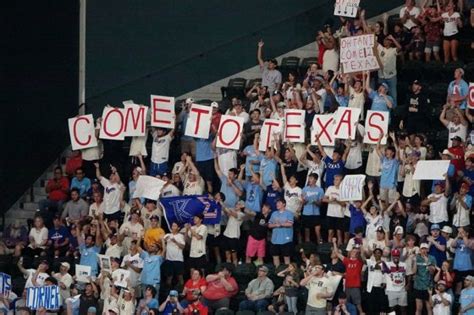 大谷翔平、敵地で異例の大合唱「come To Texas」 ボードも掲出、快足安打に喝采 Full Count 2