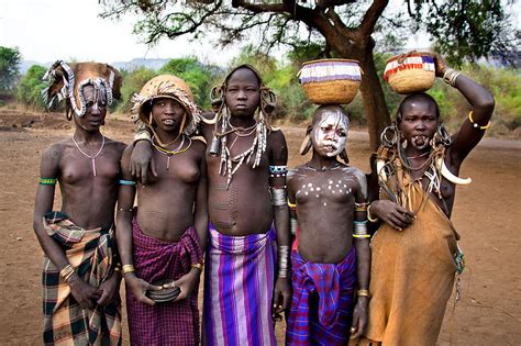 Amor De Amistad Tribus De África Mujeres Mursi Y Niña Himba