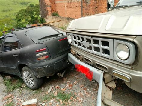 Bom Dia Piedade Caminhão sem freio bate em muros e em carro estacionado