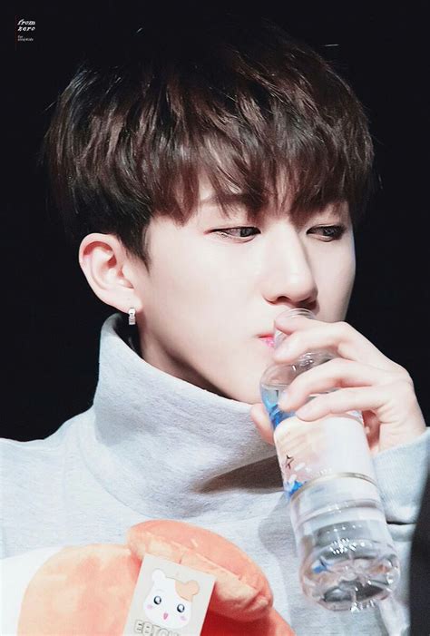 Pin By Jenoblep On Changbin 서창빈 Kids Boy Bands Stray