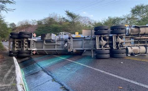 Volcadura de pipa frena tráfico en autopista Mazatlán Durango