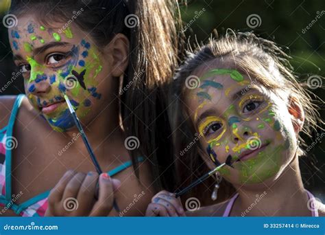 Speels Kinderen Jong Meisjes Geschilderd Gezicht Stock Foto Image Of