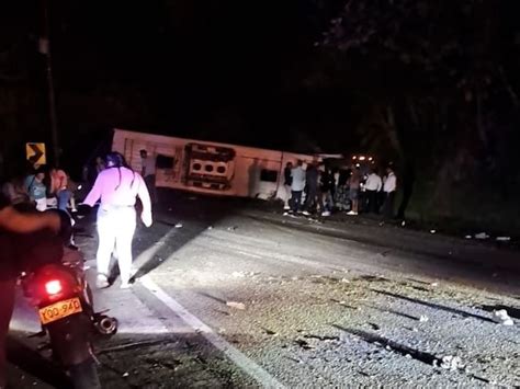 Un Muerto Y Seis Heridos Por Volcamiento De Bus En La Vía Bucaramanga