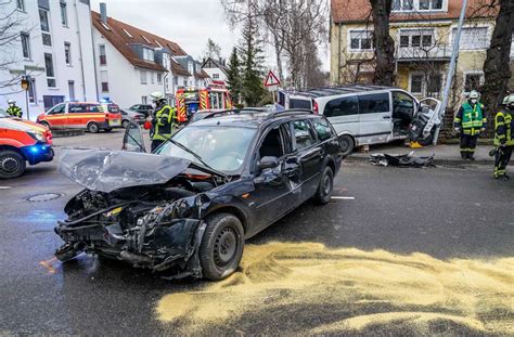 Unfall In Kirchheim Teck Feuerwehr Befreit Schwerverletzten Kreis