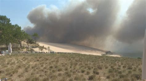 Vídeo El fuego rodea la famosa Duna de Pilat en la bahía de Arcachon