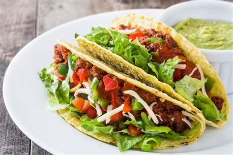 Tacos Mexicanos Tradicionales Con Carne Y Verduras En Madera Foto Premium