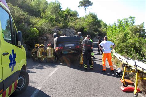 Accidente en Les Planes acaba con un vehículo volcado 11 Dénia