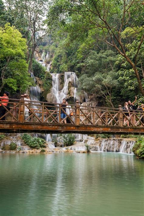 Gente En Kuang Si Waterfall En Laos Fotografía editorial Imagen de