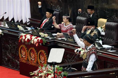 Menggunakan Pakaian Adat Tanimbar Maluku Presiden Joko Widodo Hadir