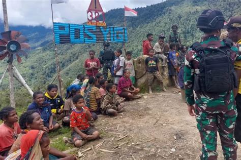 Taklukan OPM Di Papua Prajurit TNI Pasang Badan Agar Pengungsi Pulang