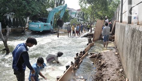 FOTO Kondisi Tanggul Jebol Di Perumahan Pantai Mutiara Foto Liputan6